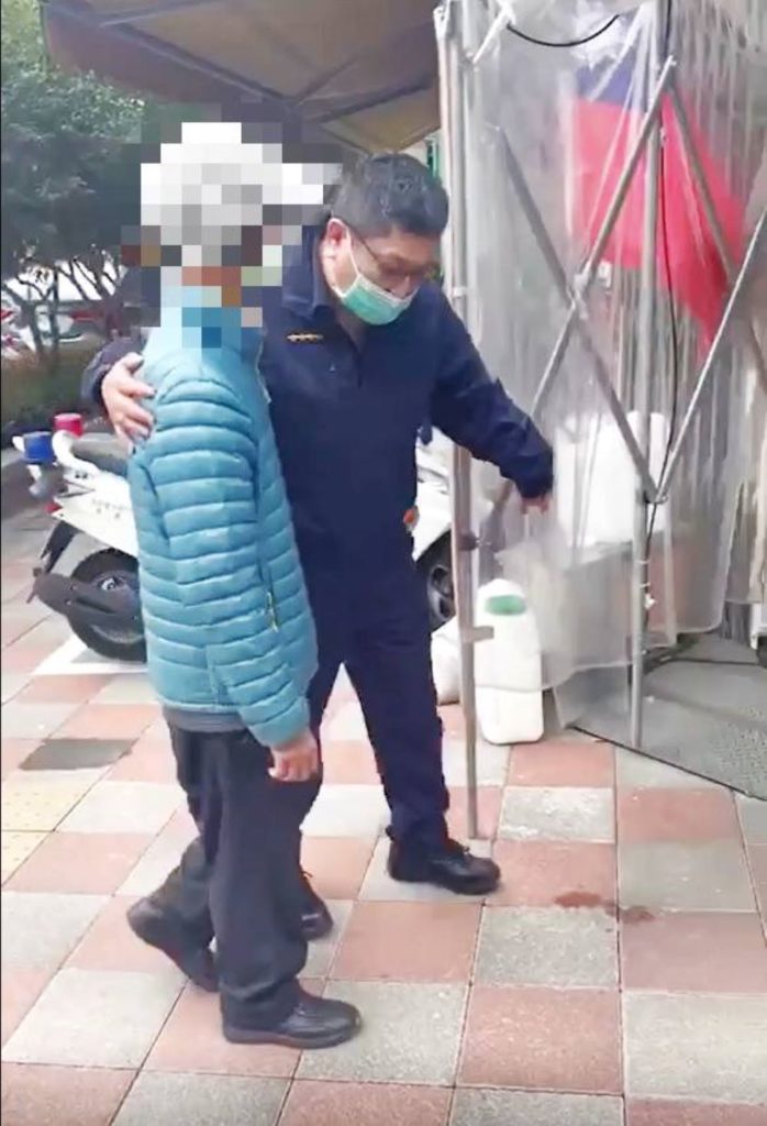 員警帶老翁返所休息。