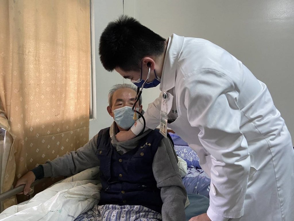 李宜軒醫師關切長輩身體健康。（圖/海巡署中部分署提供）
