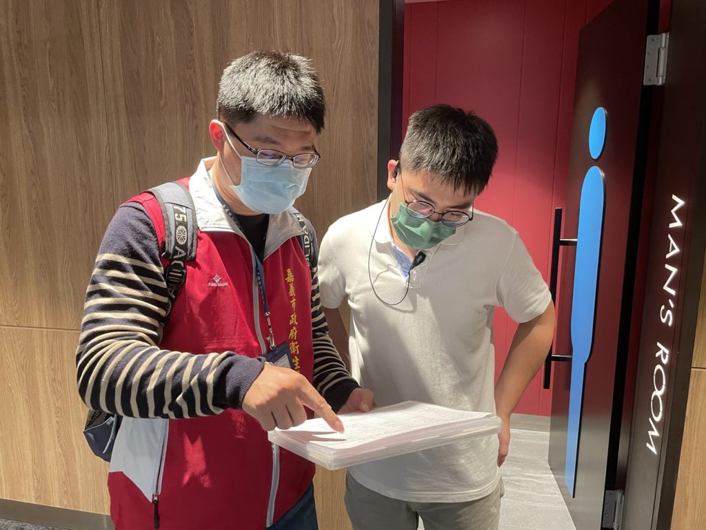 觀光新聞處會同衛生局一起看電影院防疫