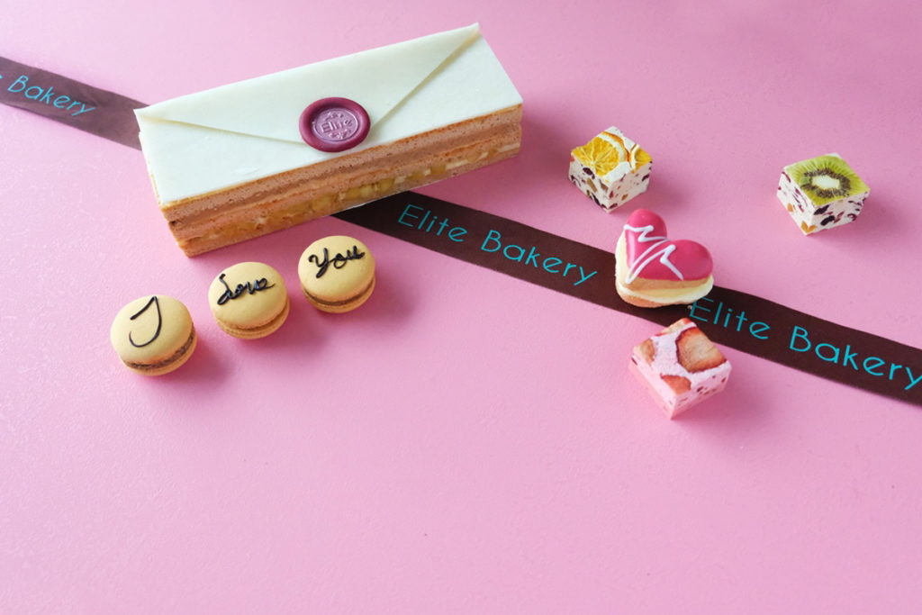 Elite Bakery一禮烘焙則以「書寫甜戀」為題，主推「情書」長條蛋糕外，還有藏情意的馬卡龍、達克瓦茲、蝴蝶酥、牛軋糖等，一舉擄獲芳心。(圖／六福旅遊集團)