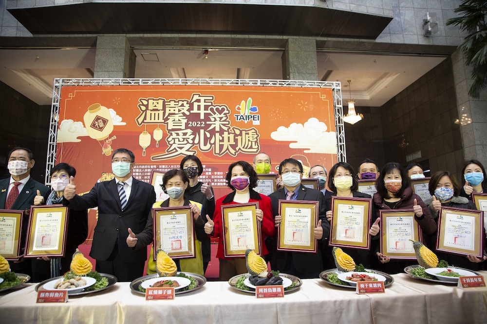 臺北市政府社會局為了讓弱勢家庭過好年，發起「溫馨年菜‧愛心快遞」活動，募集年節佳餚贈送給弱勢家庭。