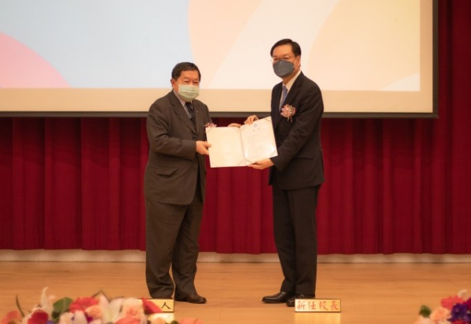 元智大學第六任校長交接典禮元智大學董事會徐旭東董事長（左）頒贈聘書予新任校長長廖慶榮教授（右）。
