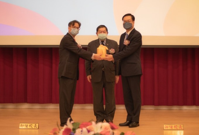 由元智大學董事會徐旭東董事長親自監交，新任校長為前臺科大校長廖慶榮教授（右）。