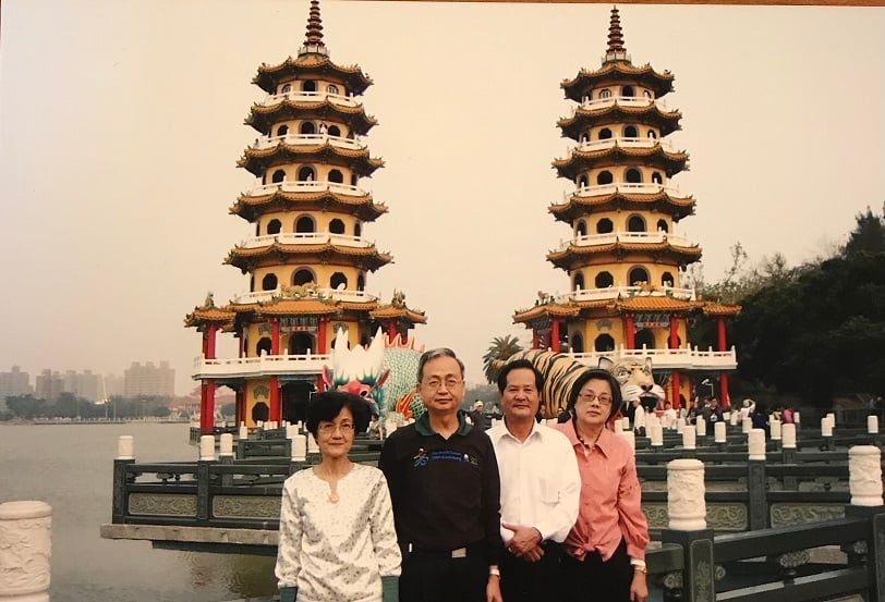 可能是 4 個人、大家站著、戶外和寺廟的圖像