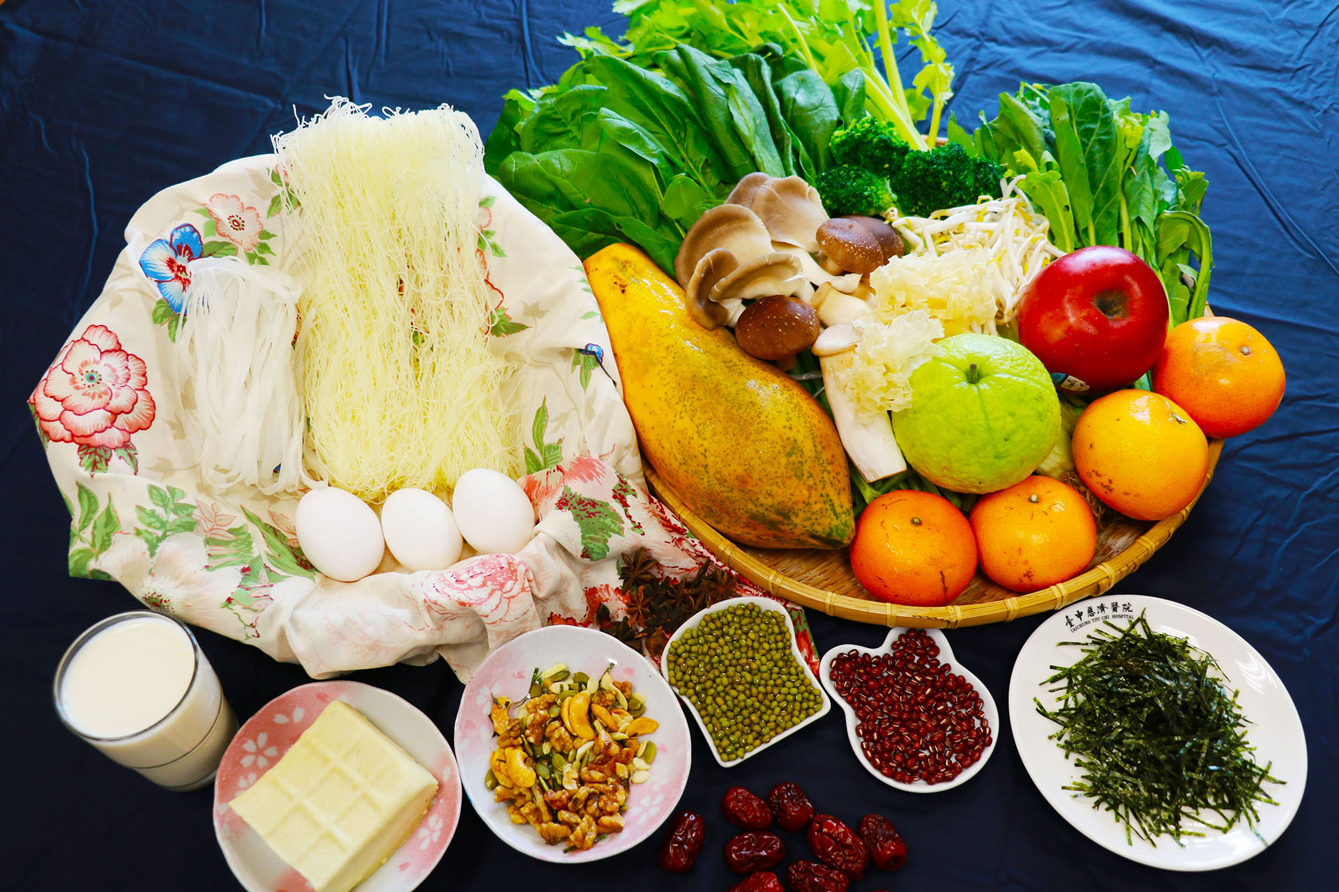 利用新鮮蔬果、菌菇等食材加入年菜,更能煮出美味、吃出健康。