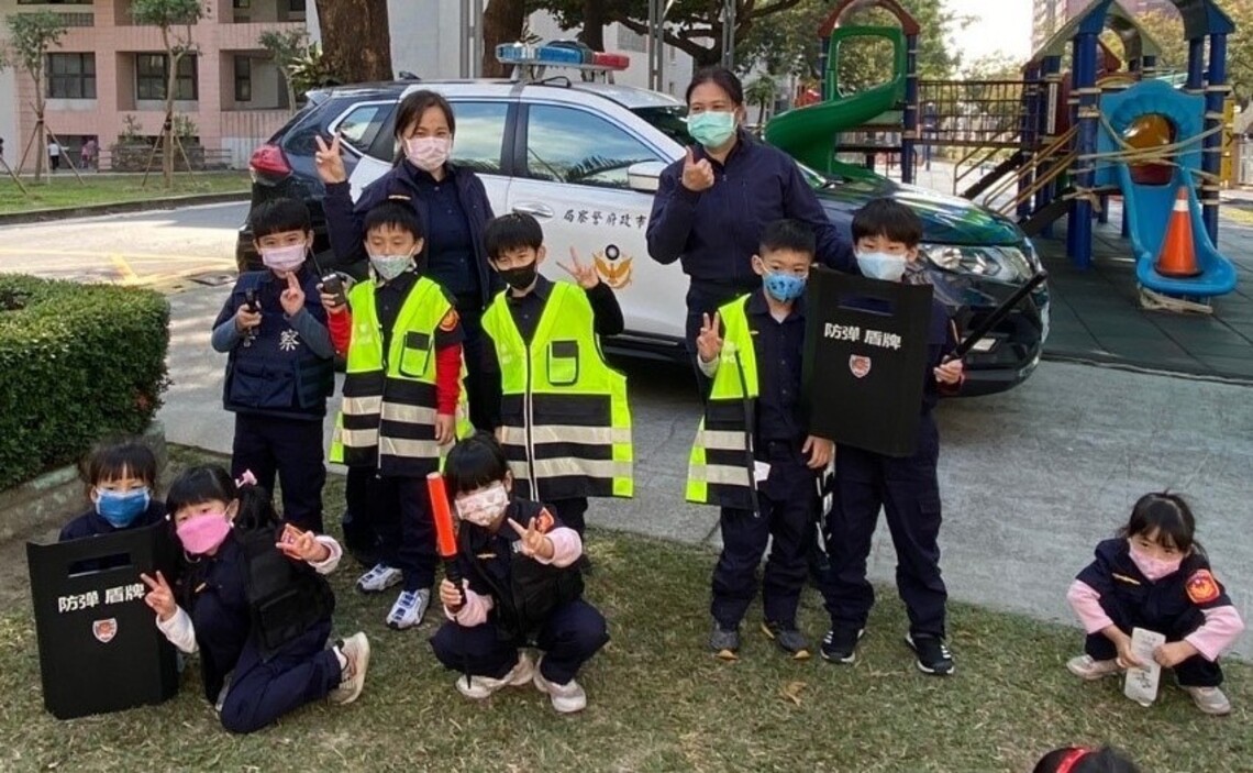 高市婦幼帥警扮孩子王 前進幼兒園一同守護兒童安全