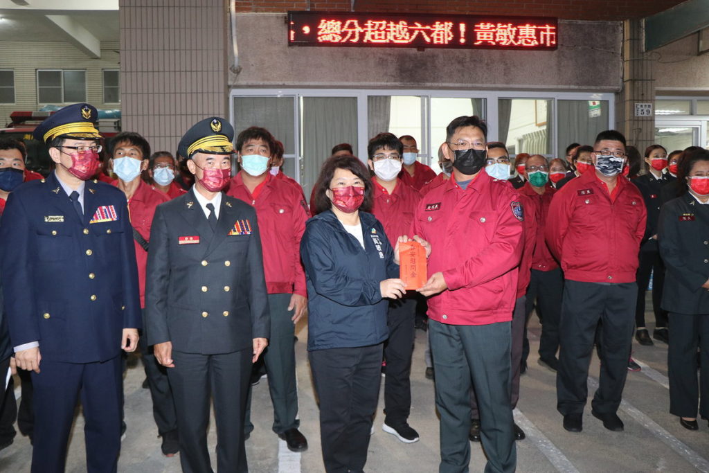 市長頒發慰問金