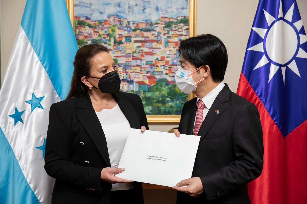 賴清德率團出席宏都拉斯總統卡蕬楚就職典禮 向卡蕬楚致意並呈遞特使國書