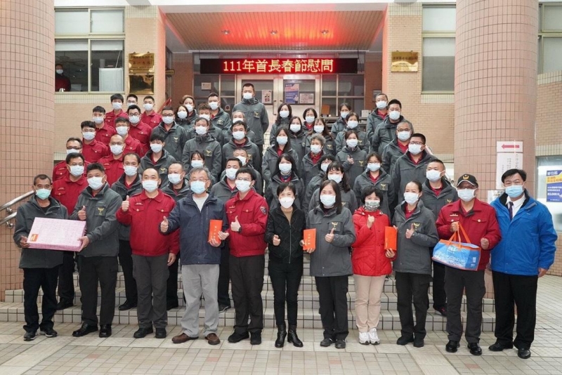 春節前夕 賴峰偉慰問消防人員及義消感謝辛勞