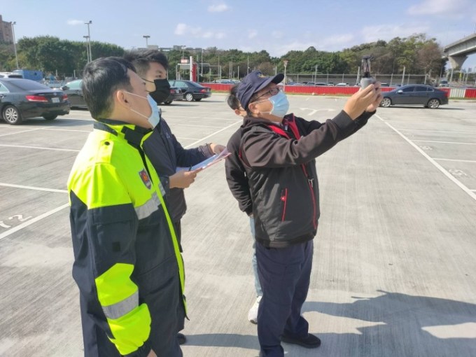 龜山警出動刑案偵查無人機觀路況 疏導春節車潮 6 S 195395619