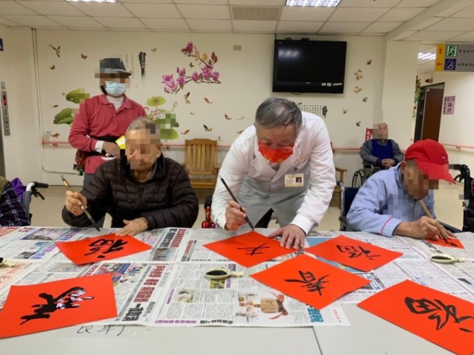 北榮桃分院長盧星華陪長輩揮毫春聯 喜慶迎虎年 9 2院長揮毫