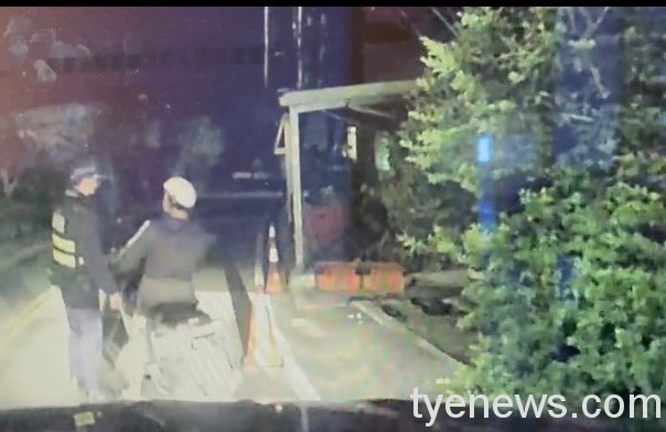 醉男騎車摔水溝 大溪警上銬逮捕 2 S 8667315
