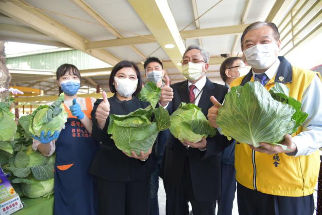 適逢年節 大魚大肉之餘 請多加食用新鮮蔬果 (圖片為今年3月台北希望廣場行銷高麗菜活動