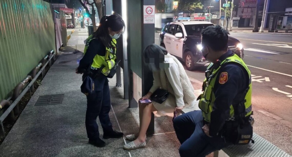 夜半妙齡女獨坐公車站嚎啕    警循聲主動關懷圓滿收場