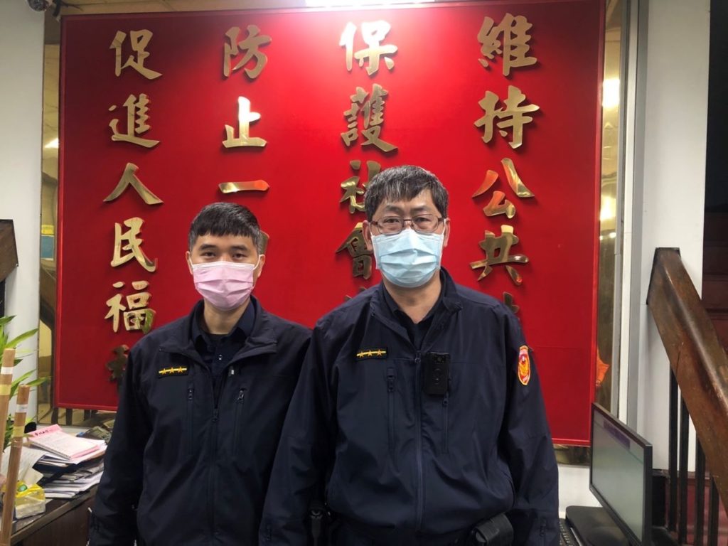 內湖派出所警員康元傑(左)、李全福(右)