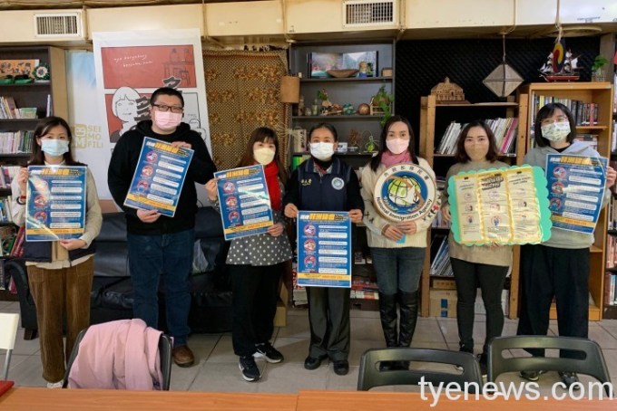 移民署桃園市服務站主任黃英貴中向桃園市東南亞藝文教育創新暨研究協會理事長范美幸