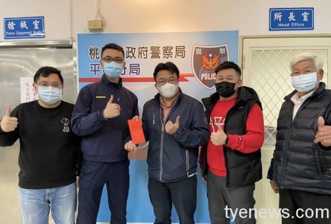 BBA0BDCC-2A10-4155-A285-652D2BE14012 桃園市議員楊家俍(中)感謝員警的辛勞。圖:諶志明翻攝