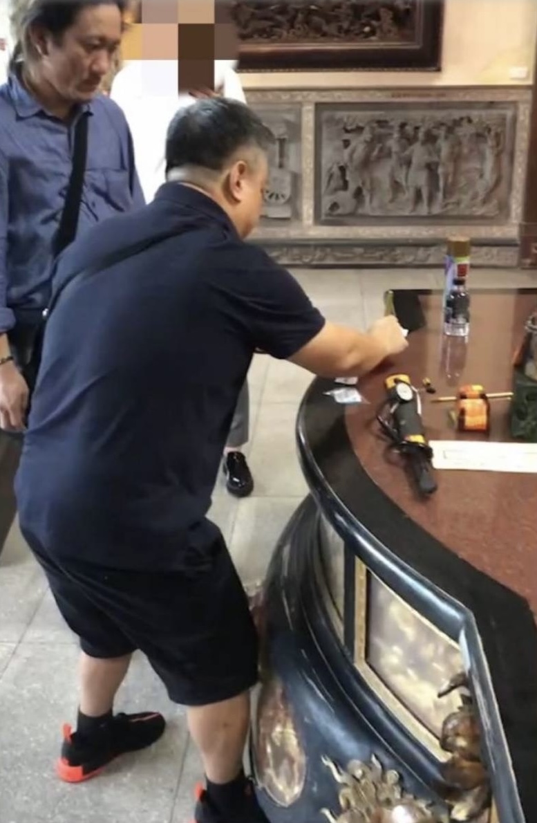 圖片說明：宣昶有與四海幫黃少鋒前往宮廟。(圖/毅傳媒提供）