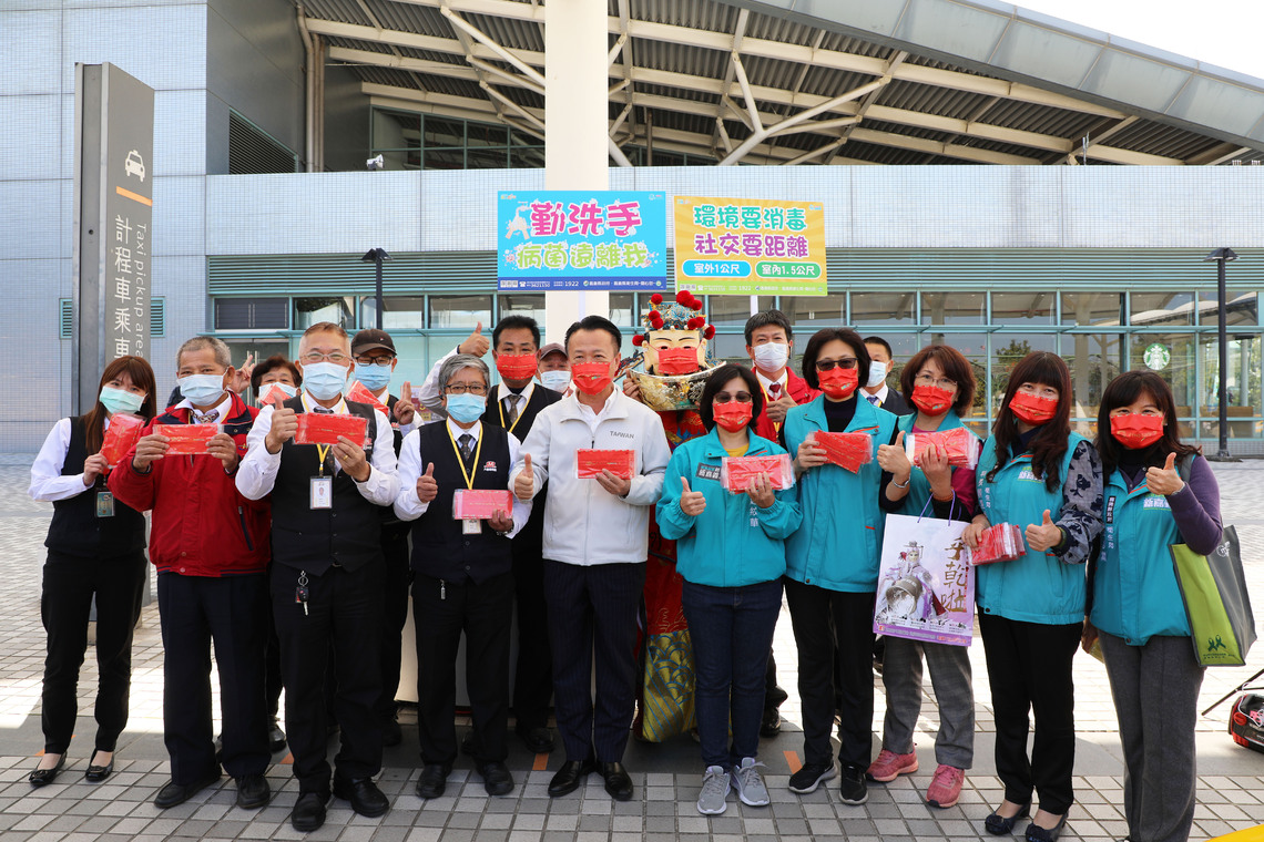 歡迎回「嘉」!嘉義縣長高鐵站迎鄉親、發口罩宣導防疫