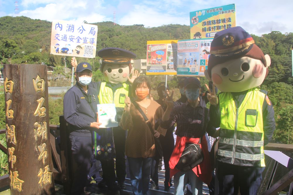 內湖警於白石湖休閒農業區宣導情形
