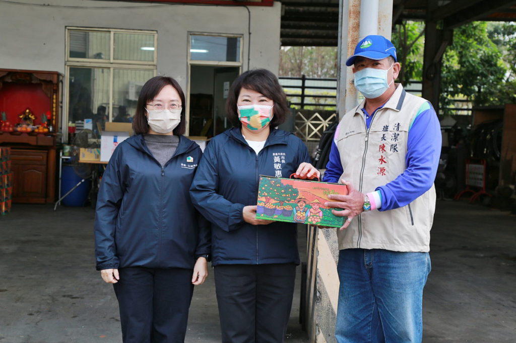 市長贈送茂谷柑給清潔隊同仁