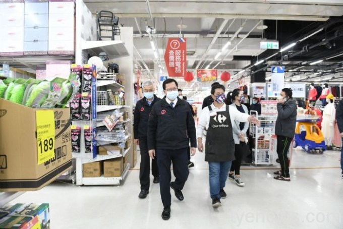 桃園市長鄭文燦前往桃園區家樂福經國店視察。圖：市府提供