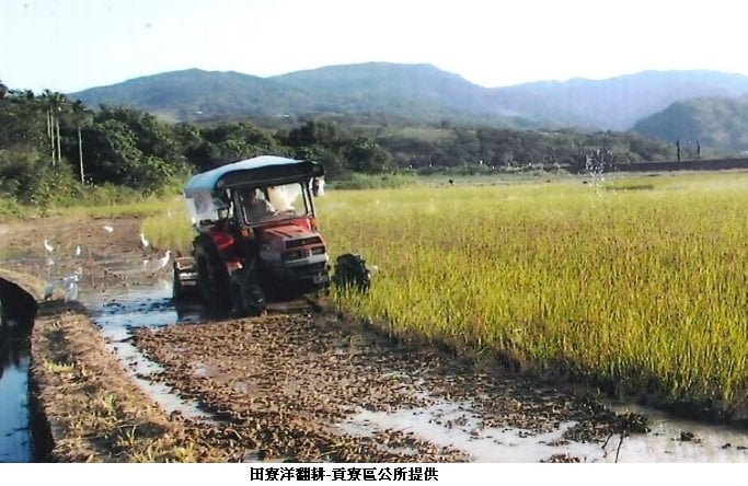 可能是 1 人、戶外和文字的圖像