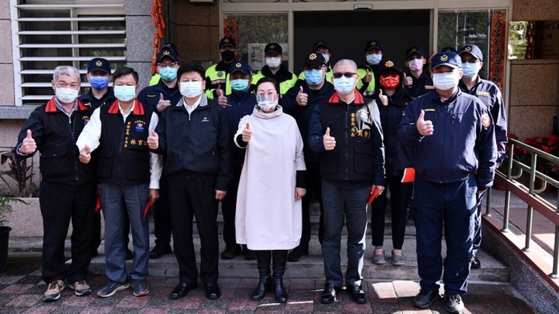 徐榛蔚慰問春節值勤同仁    發送春節紅包為警察同仁打氣