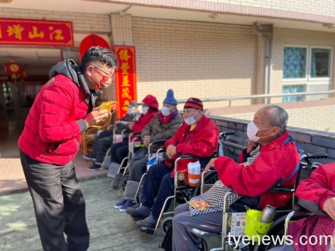除夕家主任陪長輩過年至養護堂發送虎年小紅包-3