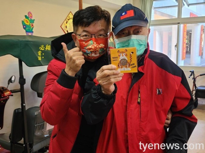 除夕家主任陪長輩過年至安養堂發送虎年小紅包
