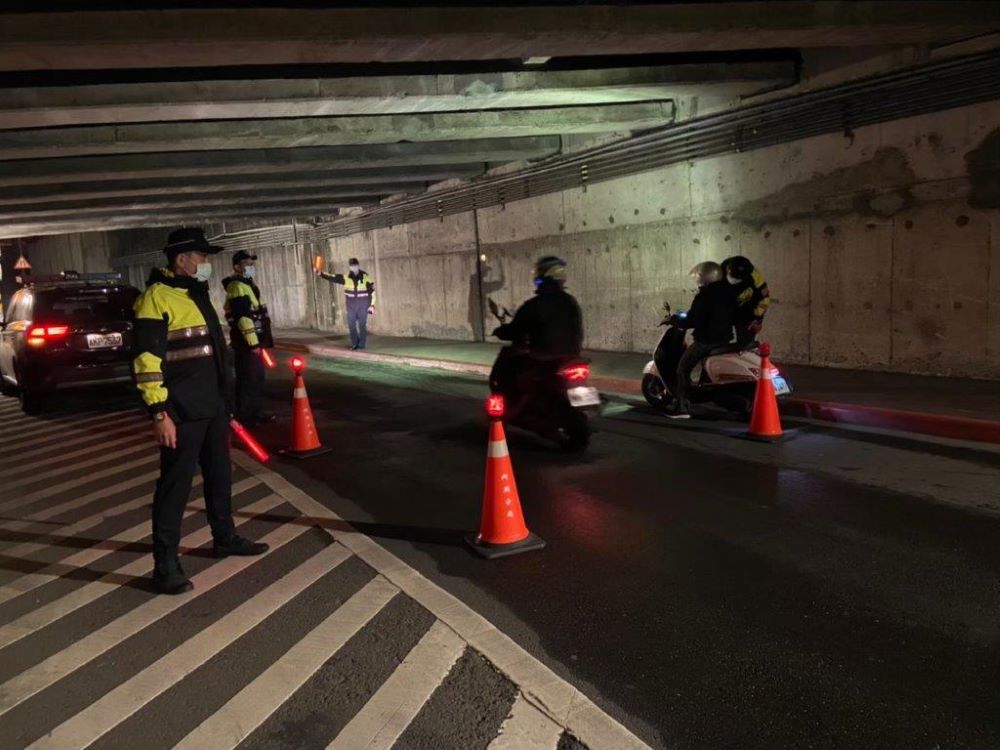 內湖分局員警於南湖大橋下執行取締酒駕勤務