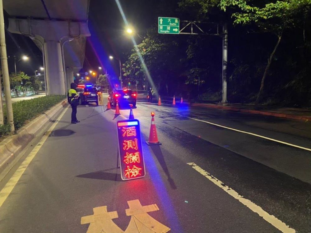 內湖分局員警於成功路5段執行取締酒駕勤務