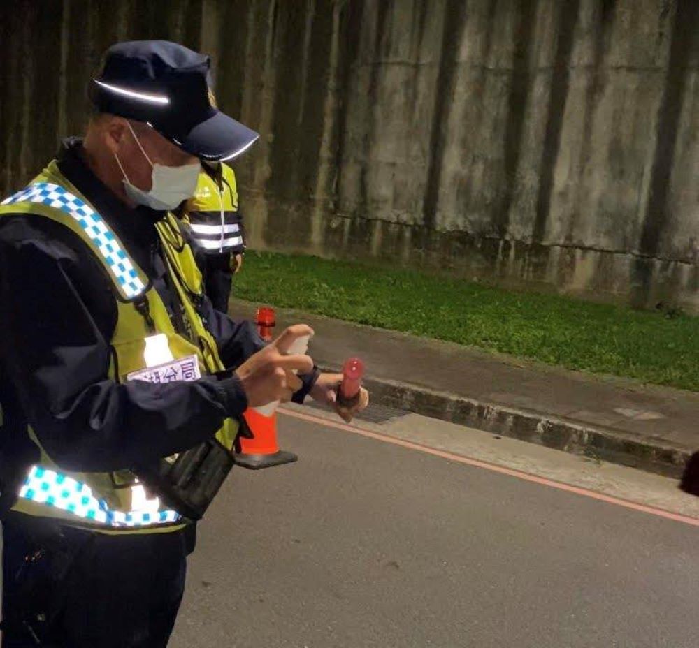 內湖分局員警於民眾吹測前後進行酒測儀器清消,以降低染疫風險