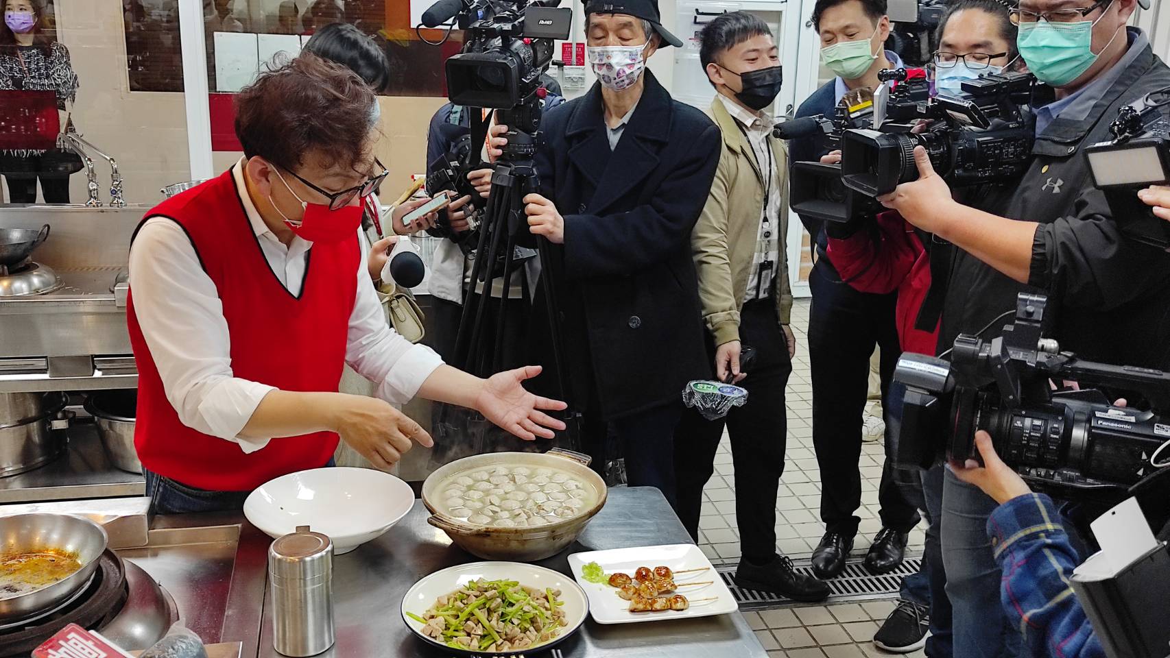 蔣萬安鄭正鈐洪孟楷拚鍋鏟 初二回娘家改男生下廚美食獻藝 46 1220036