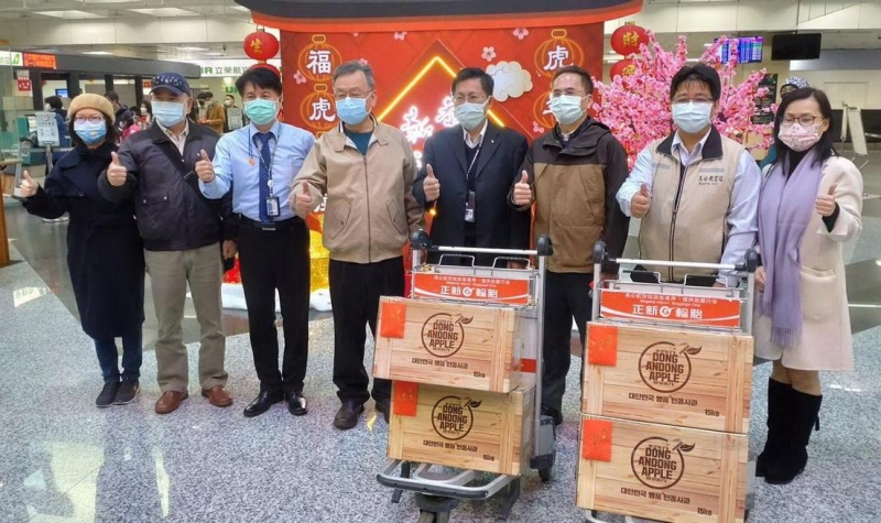 澎湖縣長賴峰偉至機場慰勞各航空、航警人員