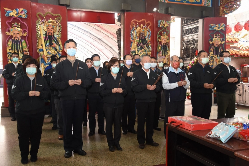 徐耀昌率縣府團隊新春寺廟參拜祈福