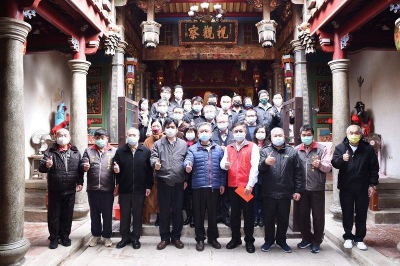 賴峰偉率縣府一級主管至各廟宇上香祈福