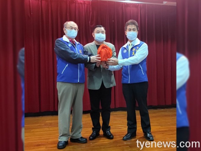 卸任總召蘇家明(左)將印信交給新任總召徐其萬(右)由議長邱奕勝(中)監交。圖:國民黨團提供 卸任總召蘇家明(左)將印信交給新任總召徐其萬(右)由議長邱奕勝(中)監交。圖:國民黨團提供