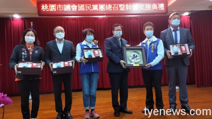 messageImage_1644216399128 市長鄭文燦(右3)致贈紀念品予國民黨團新任總召及幹部。圖:國民黨團提供