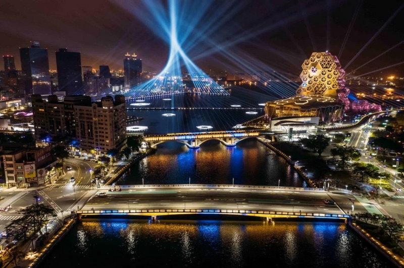 2022台灣燈會「愛河之光．由你決色」吸引民眾熱烈票選