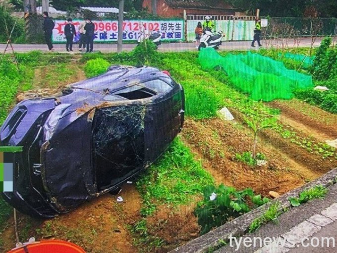 【有片】女子不熟路車開進農田冒煙 網友:應該在控窯 10 456
