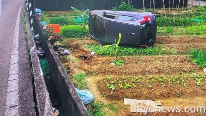 【有片】女子不熟路車開進農田冒煙 網友:應該在控窯 11 227946