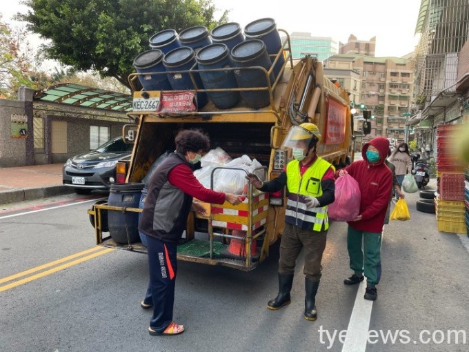 桃園市民狂送清潔隊員紅包 環保局代捐13萬元幫助弱勢 13 照片2