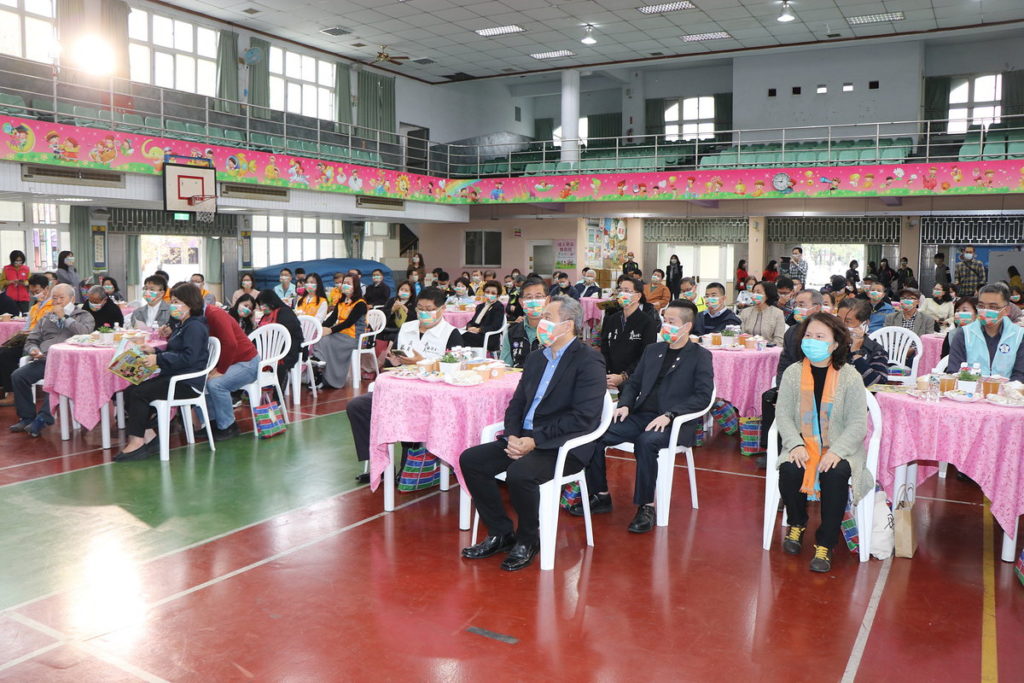 記者會以傳統圓桌吃飯方式進行