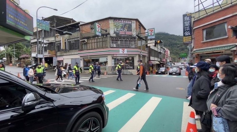 南庄走春人潮減 警方冒雨防壅塞