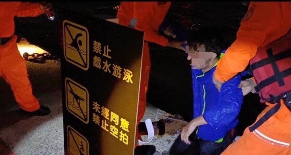 男子情緒激動跳海 民眾及海巡合作即時救起挽回寶貴性命