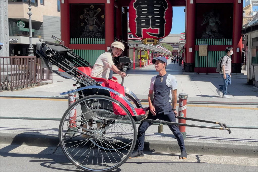 穿梭在日本淺草大街小巷的觀光人力車,也加入線上導覽行列,讓遊客重溫當地氛圍。(照片提供:Ⓒ時代屋)
