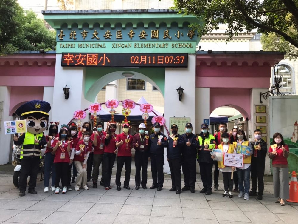 大安分局執行護童勤務人員與 學校導護志工合影。
