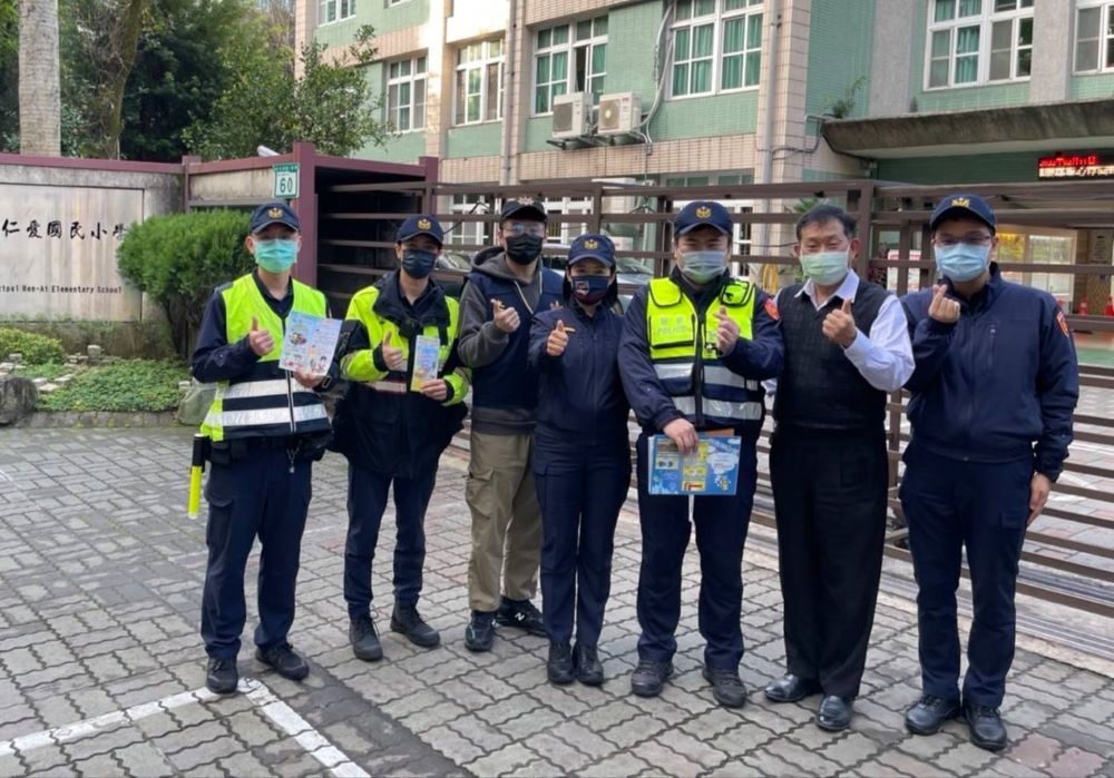 大安分局副分局長左慧中帶領同仁在仁愛國小執行護童勤務。