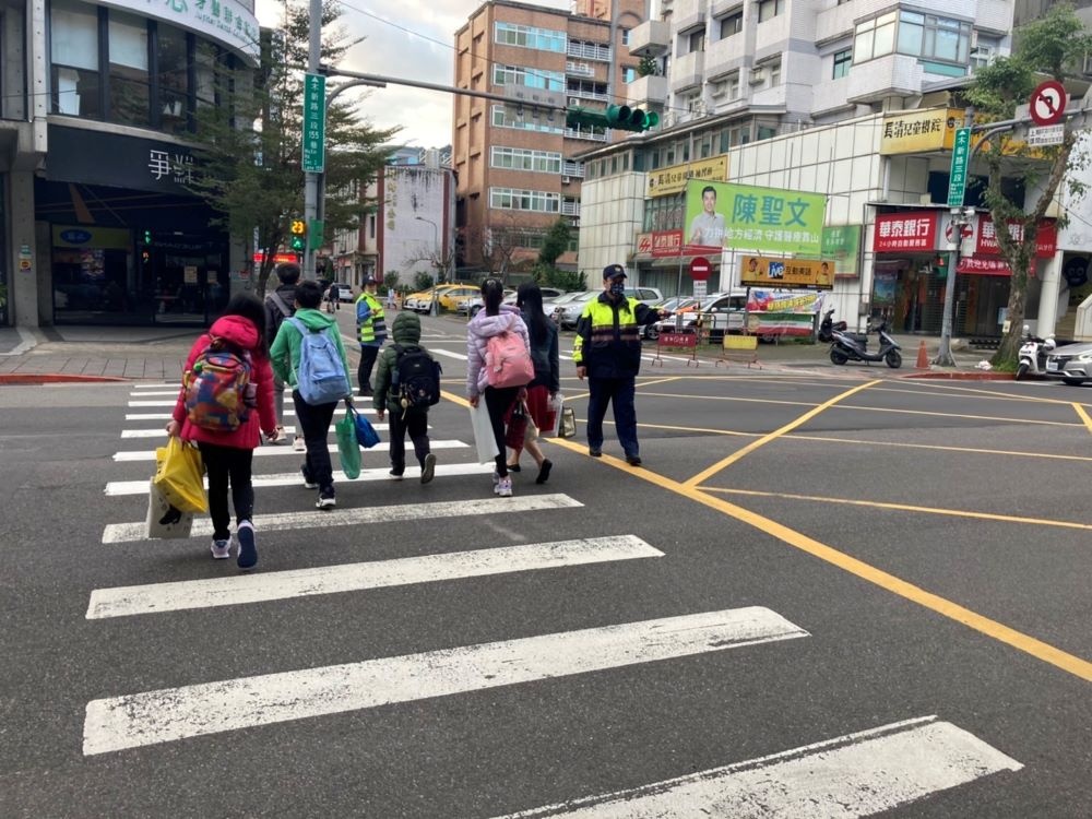 文山第一分局指揮疏導車輛行進